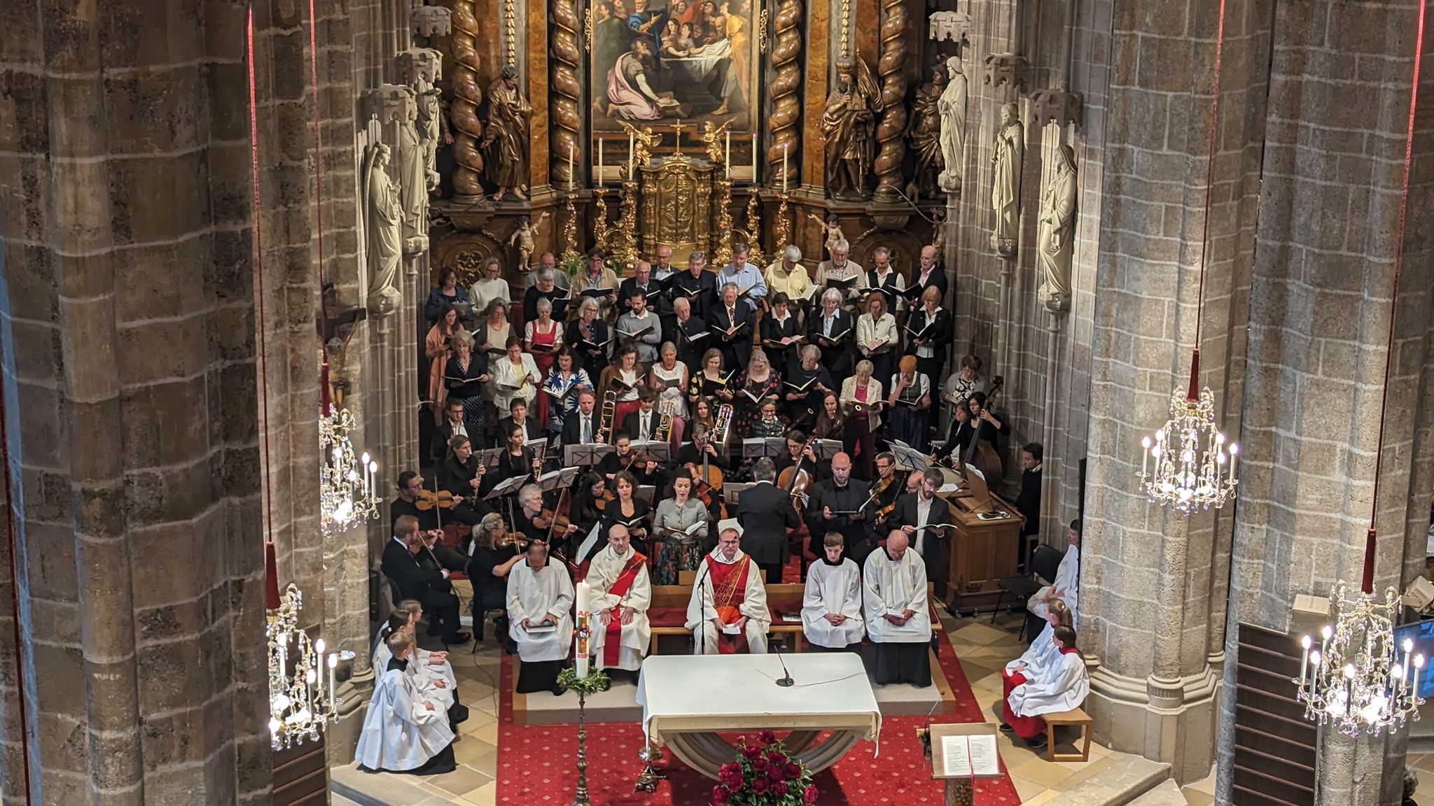Chor vor Hochaltar mit Solisten, Orchester