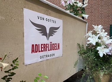 Unter Adlersflügeln