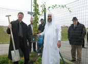 Richard Tatzreiter (kath. Pfarrer) und Fareed ALKHOTANI (Leiter d. Islamischen Zentrums) pflanzen einen Rosenstrauch 'New Dawn' zum Zeichen gut nachbarschaftlicher Beziehung