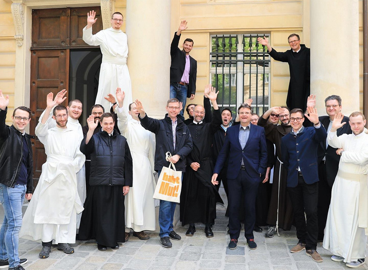 Begegnungswoche mit 21 Novizen aus 16 Stiften und Kongregationen.