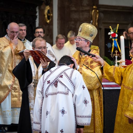 Diakonenweihe_Innsbruck / David Jaklin Ihor Hinda wird durch Bischof Dzuriach zum Diakon geweiht