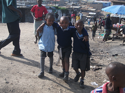 Schulbesuch für Nairobis ärmste KInder ermöglichen