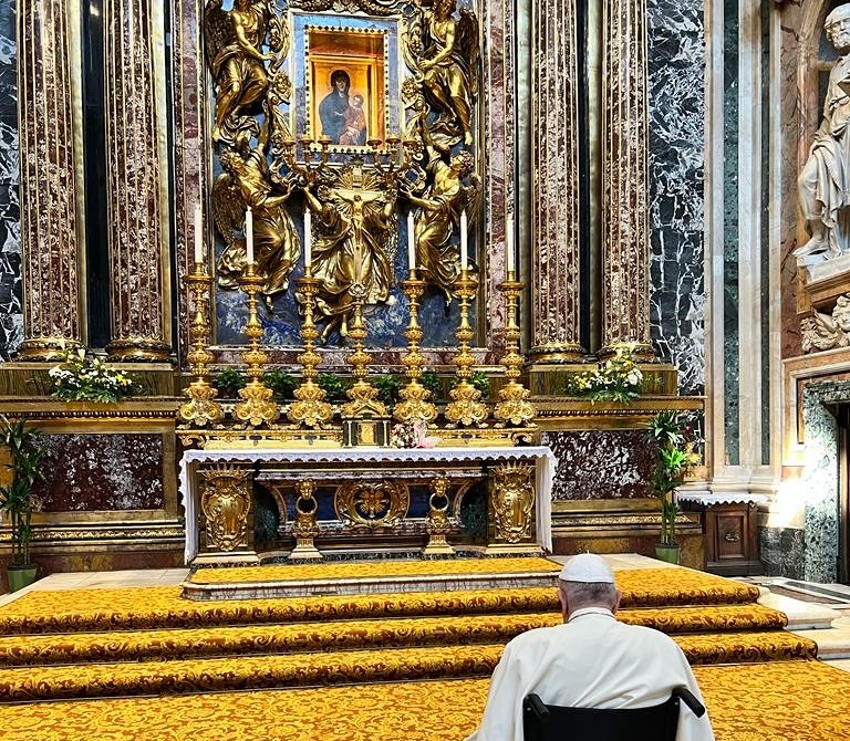 Vor Kanadareise: Papst betet im Rollstuhl vor Marienikone
