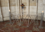 Altar groß mit Altarstein und Kantenleiste, Bodenständer für Kerzen, LED Kerze mit Glasteller,  Prozessionskreuz mit Ständer 