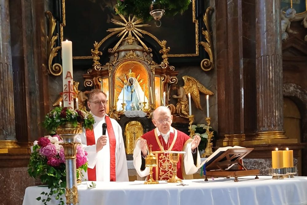 Bischof Klaus Küng und Pfarrvikar Marius Ratynski