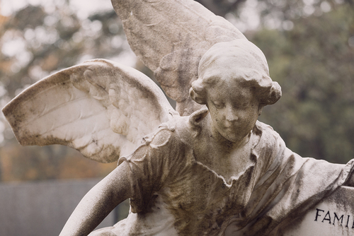 Engel sind Boten Gottes, die einerseits im Auftrag Gottes den Menschen eine Botschaft überbringen und sie andererseits behüten. So sagt der Psalm 91, der traditionell im kirchlichen Stundengebet zur Nacht gebetet wird: „Denn seinen Engeln hat er befo