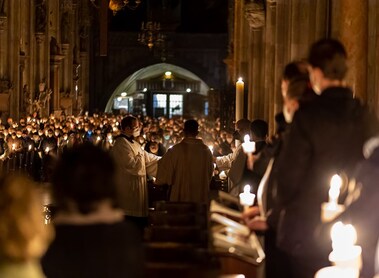 Das Osterfest ist das wichtigste Fest der Katholischen Kirche. Die Osternacht mit der Erinnerung an die Auferstehung Jesu bildet den Höhepunkt des Triduum Sacrum.  Jesus hat den Tod überwunden und ist auferstanden. Gott hat Jesus von den Toten auferw