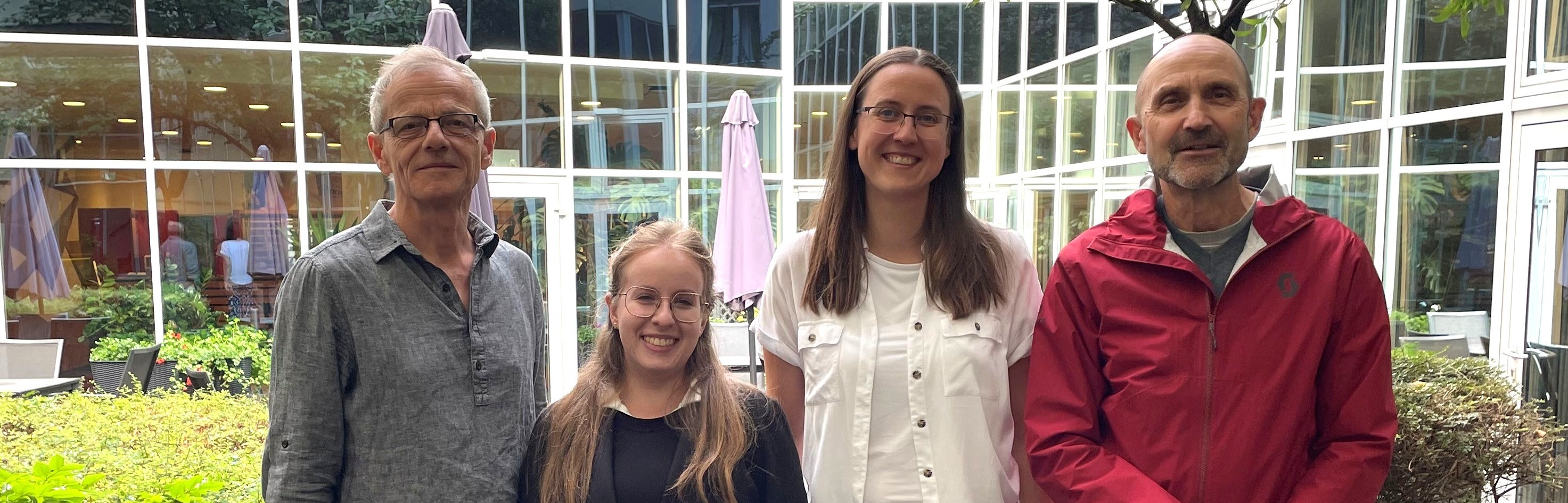 Auf dem Bild sind die Mitarbeiter*innen des Zentrums für Theologiestudierende sehen. Von links nach rechts stehen: Thomas Pirkner-Ertl, Hannah Greiner, Yasmin Kainer, Christoph Benke.