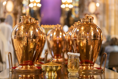 Bei der Chrisammesse oder Ölweihmesse werden die heiligen Öle für die gesamte Diözese und das ganze Jahr geweiht bzw. gesegnet. In Wien findet sie traditionellerweise am Montag der Karwoche statt. Die drei Öle bestehen aus Olivenöl, wobei teilweise D