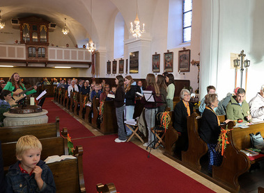 Erntedankmesse / Christian ANDRE Ein würdiges Erntedankfest mit Geburtstagsgratulation an Pfarrer P. Michael zum 60er.