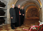Bundespräsident Heinz fischer, Kardinal Christoph Schönborn und Dompfarrer Toni Faber vor dem Grab des 2004 verstorbenen Kardinal Franz Königs/Peter Lechner/HBF