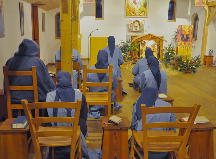 Kleine Schwestern vom Lamm beim Gebet / privat