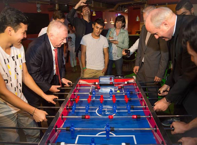 Bürgermeister Michael Häupl, Caritas-Präsident Michael Landau und Kardinal Christoph Schönborn statteten der WG Yunus in Rudolfsheim-Fünfhaus einen Besuch ab.