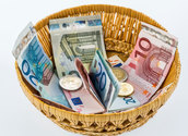Korb mit Spendengeldern/bilderbox.com