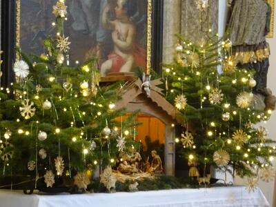 Pater Schwarzl feiert den Gottesdienst