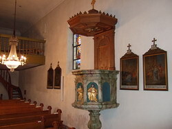 Steinerne Kanzel in barocker Fassung