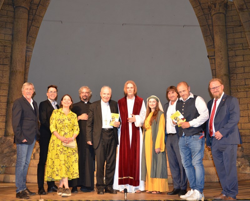 Kardinal Schönborn besucht Passionsspiele in Kirchschlag