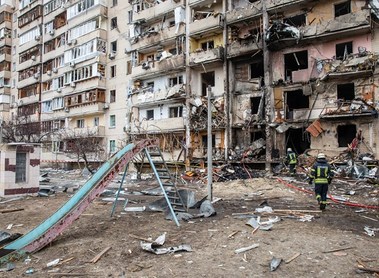Zerschossene Wohnsiedlung in der Ukraine