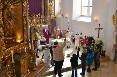 Die heurigen Erstkommunionkinder stellen sich vor.