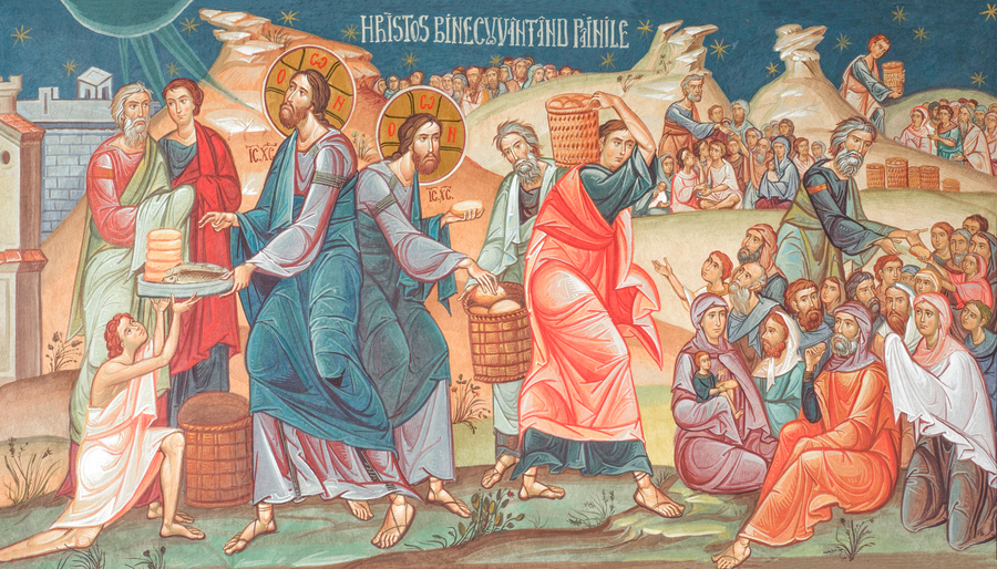 Am Ufer des Sees Genezareth versammeln sich 5000 Menschen, um die Rede Jesu vom Reich Gottes zu hören. Christus fordert die Jünger auf den Menschen Essen zu geben. Sie haben aber nur 2 Fische und 5 Brote. Jesus spricht das Dankgebet und teilt das Ess