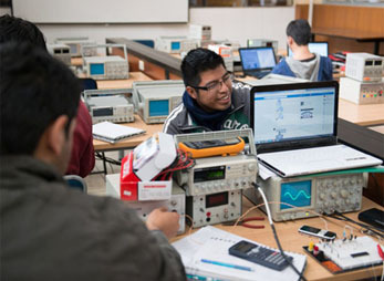 Ausbildung an ecuadorianischer Salesianeruniversität.