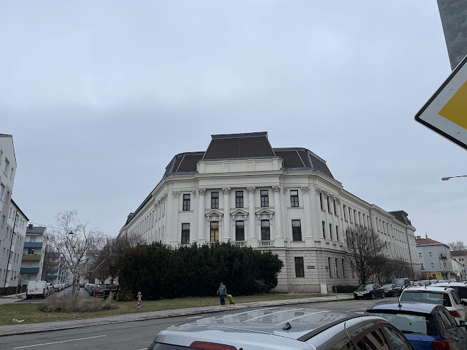 Bezirksgericht Floridsdorf, weißes Eckgebäude mit Säulen