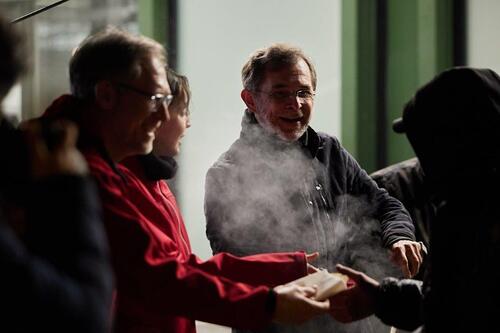 Erzbischof Grünwidl verteilt Suppe mit dem Canisibus der Caritas.