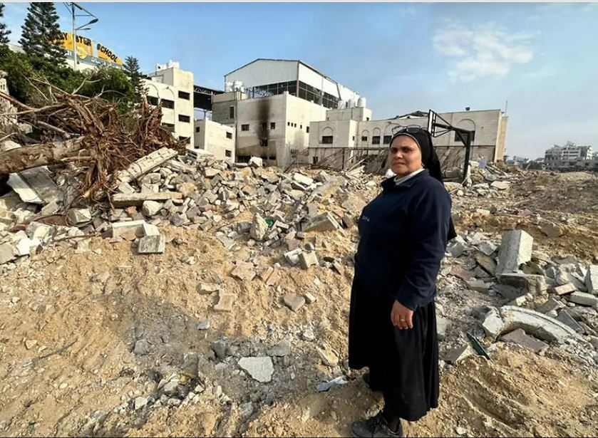 Schwester Nabila auf den Trümmern der Schule der Rosenkranzschwestern in Gaza.