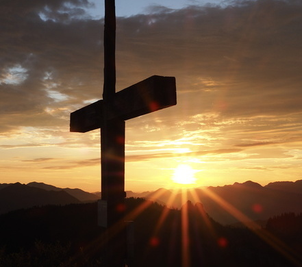 Das Kreuz ist das Symbol des Christentums schlechthin. Am Konzil von Ephesus (431 n. Chr.) wurde das Kreuz offiziell Symbol für das Christentum. Für Christen ist das Kreuz Zeichen unserer Zugehörigkeit zu Jesus und der Liebe Gottes zu den Menschen. D