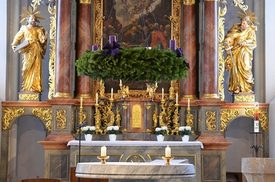 Pater Liviu segnet den Adventkranz der Pfarrkirche