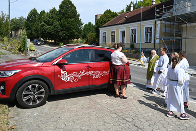 Pater Norbert Kalcher feierte Gottesdienst und segnete die Fahrzeuge