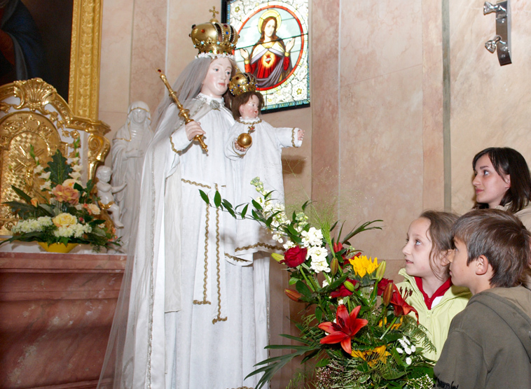 Kinder bringen einen Blumengru