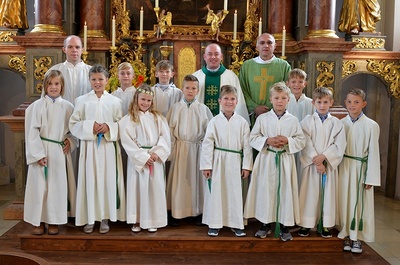 Neue Minis in die Ministrantenschar aufgenommen.