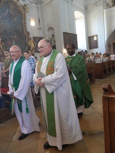            Pfarrer Pawel Wojciga, unser ehemaliger Pfarrer Josef Lippert und Kaplan Rodgers Mulenga                    