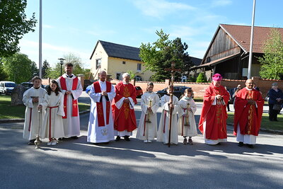 Msgr. Franz Schuster spendete 22 Jugendlichen das Firmsakrament