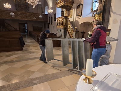 Ausräumen hinter dem Hochaltar