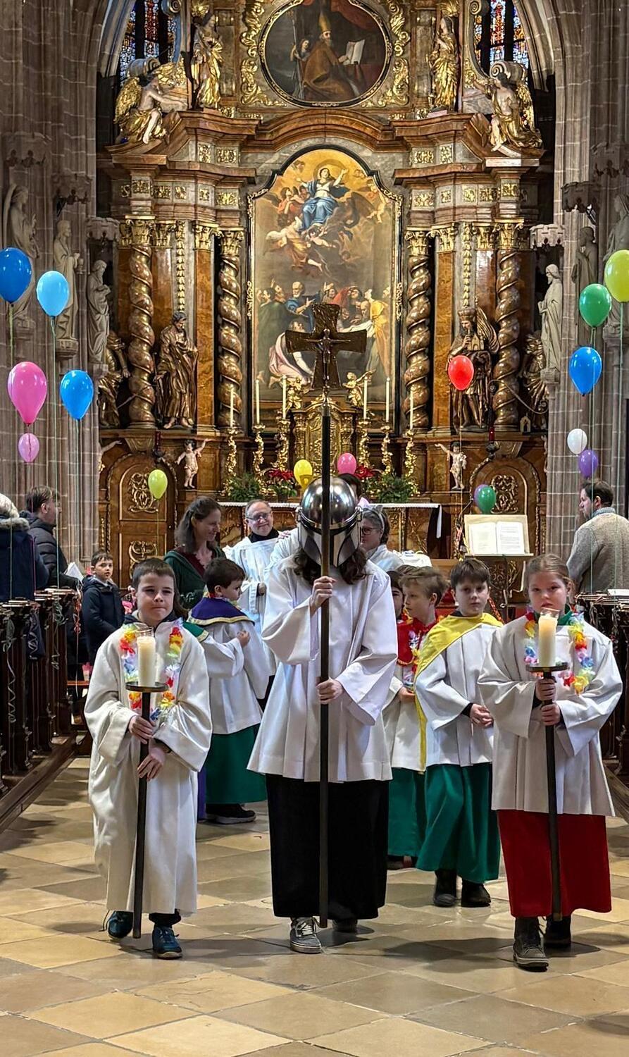 verkleidete Ministranten mit Kreuz