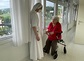 Krankenhausseelsorgerin im Gespräch mit einer Patientin