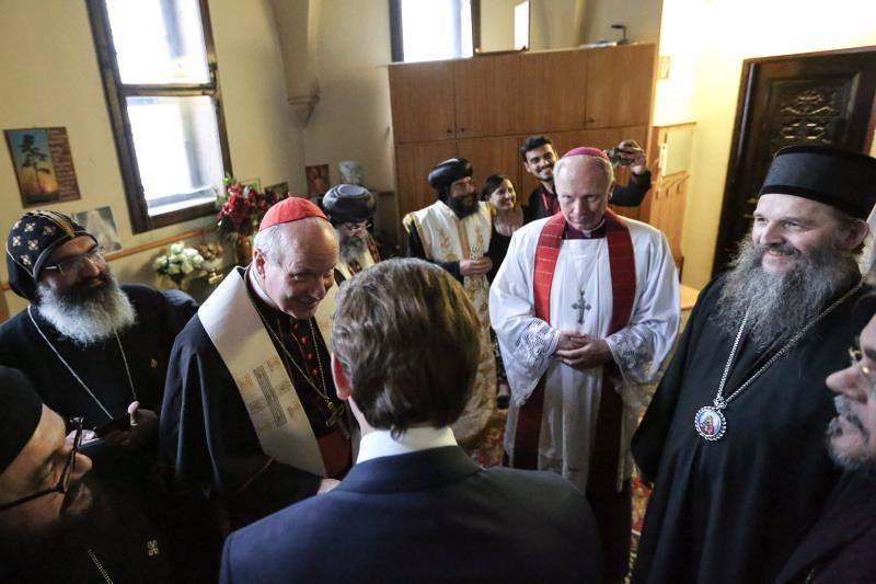 Kardinal Schönborn und Außenminister Kurz bei ökumenischem Gebet in Kirche Maria vom Siege für christliche Terroropfer in Ägypten.