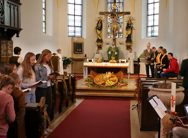 Die Gruppe 'RhythMix' vom Caritasheim Retz und der 'Jugendmesschor' aus Immendorf sorgten für die musikalische Umrahmung des Erntedankgottesdienstes.