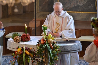 Erntedankfest: Eucharistiefeier und Agape 2016