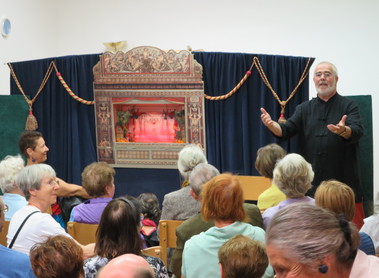 Ulrich Chmel präsentiert das schaurig-schöne Märchen vom Gevatter Tod.