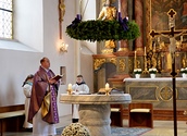 Pater Liviu segnet den Adventkranz der Pfarrkirche
