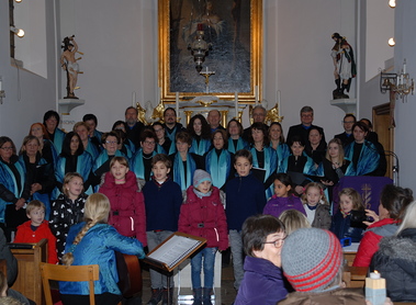 Die Little Voices Singen 'Wir tragen dein Licht'.