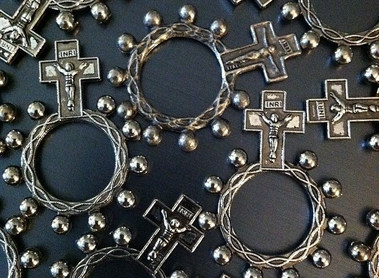 Bibelverse wiederholend beten um zur inneren Ruhe zu finden.