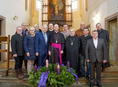 Weihbischof Stephan Turnovszky mit seinem Mitbrüdern und den Ehrengästen bei der Visitationsmesse am 1. Dezember 2019 in Eggendorf im Thale