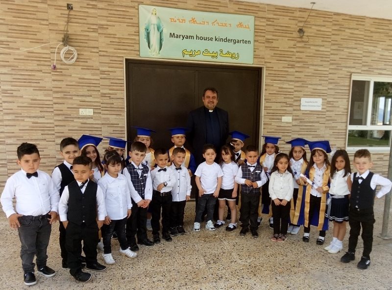 Pfarrer Samir Yousif auf Besuch im Kindergarten 'Haus Maria'