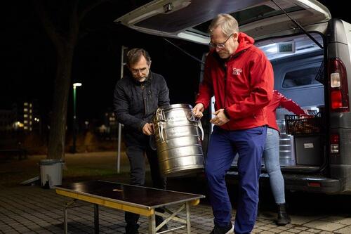Erzbischof Grünwidl verteilt Suppe mit dem Canisibus der Caritas.