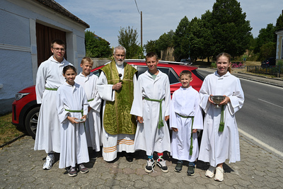 Pater Norbert Kalcher feierte Gottesdienst und segnete die Fahrzeuge