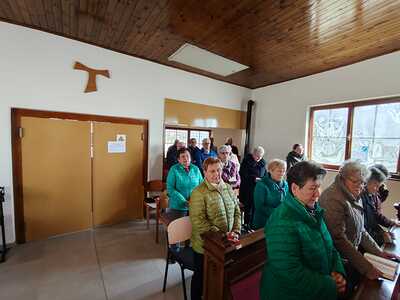 Firmlinge gestalten Gottesdienst und verteilen Minibrote in Zwentendorf